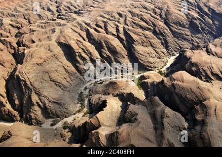 Wunderschöne Landschaft der Kuiseb Schlucht in der Namib Wüste bei Sonnenuntergang. Fliegen mit einem kleinen Flugzeug über die Wüste ist einer der beliebtesten Touristenattraktion Stockfoto