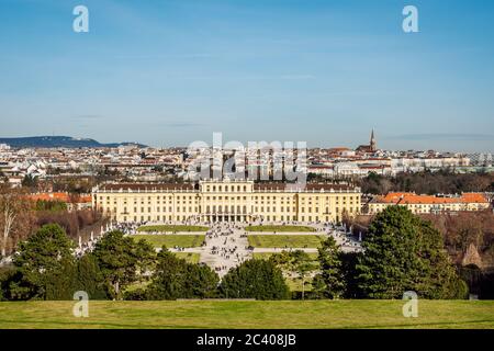 Wien Panorama und Schönbrunn Schlossblick von Gloriette bei sonnigem Tag, Wien, Österreich. Stockfoto