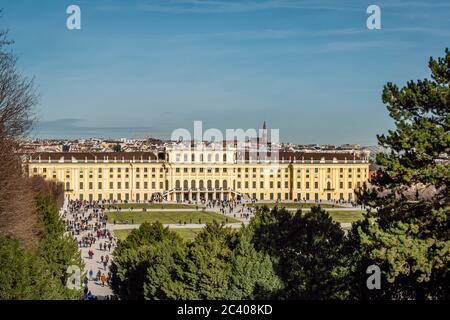 Ansicht von Schloss Schönbrunn ( Schloss Schönbrunn ) aus dem Süden, Wien, Österreich. Stockfoto