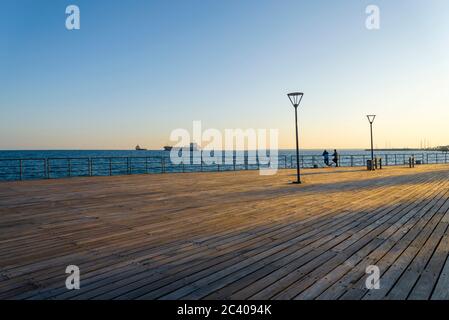 Die Fischer am Kai von Limassol Stadt mit Blick auf das Meer. Angeln auf der Insel Zypern. Stockfoto