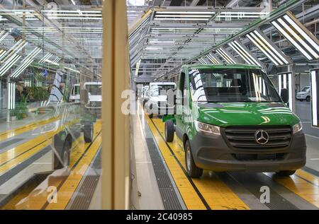 Ludwigsfelde, Deutschland. Juni 2020. Der Sprinter wird im Werk der Mercedes-Benz AG Ludwigsfelde gebaut. Quelle: Patrick Pleul/dpa-Zentralbild/ZB/dpa/Alamy Live News Stockfoto