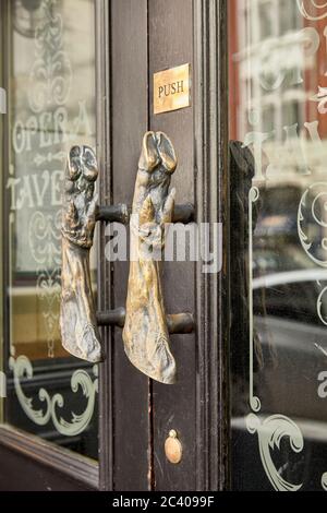 Eingang der modernen spanisch-italienischen Tapas im Grill im Erdgeschoss oder im Speisesaal im Obergeschoss mit Kronleuchtern, Covent Garden, London. Stockfoto