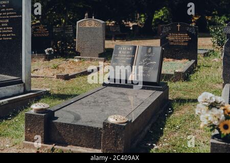 London, Großbritannien - 16. Juni 2020: Grab des iranischen Schriftstellers und Diplomaten Jaafar Raed im Hampstead Friedhof, einem historischen Friedhof in West Hampstead, London, Stockfoto