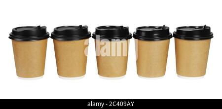 Reihe von Papier-Kaffeetassen auf weißem Hintergrund Stockfoto