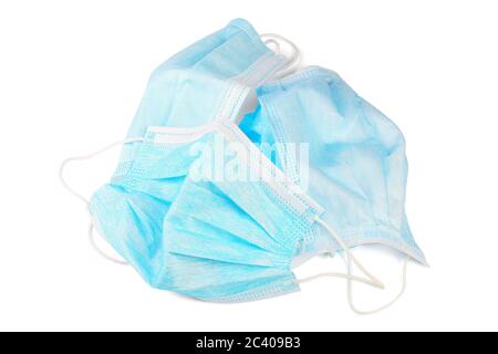 Verworfene Masken für schütztes Gesicht auf weißem Hintergrund Stockfoto