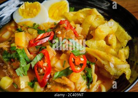 MEE Rebus ist ein malaiisches Nudelgericht in einer Soße auf Süßkartoffelbasis. Die Kombination von Süße und herzhaften Aromen werden köstlich mit einem Gen verstärkt Stockfoto