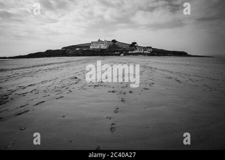 Burgh Island, Devon, Großbritannien. März 2016. Fußabdrücke im Sand. Bei Ebbe können Besucher zur Insel hinüber laufen. Stockfoto