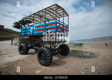 Burgh Island, Devon, Großbritannien. März 2016. Der Strandschlepper wird verwendet, um Menschen bei Flut auf die Insel zu transportieren. Stockfoto