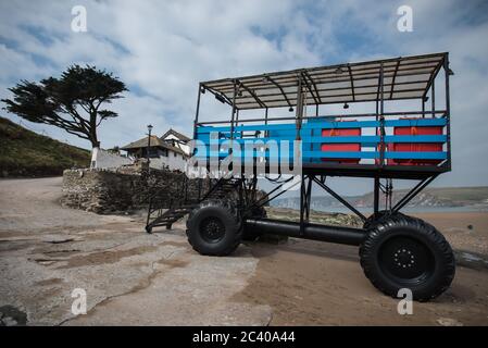 Burgh Island, Devon, Großbritannien. März 2016. Der Strandschlepper wird verwendet, um Menschen bei Flut auf die Insel zu transportieren. Stockfoto