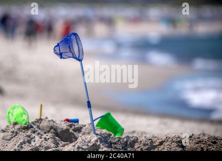 15. Juni 2020, Mecklenburg-Vorpommern, Warnemünde: Urlauber nutzen das sonnige Wetter, um den Strand von Warnemünde zu besuchen. Foto: Jens Büttner/dpa-Zentralbild/ZB Stockfoto