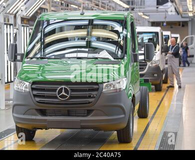 Ludwigsfelde, Deutschland. Juni 2020. Im Werk der Mercedes-Benz AG Ludwigsfelde werden Nutzfahrzeuge des Typs Sprinter gebaut. Quelle: Patrick Pleul/dpa-Zentralbild/ZB/dpa/Alamy Live News Stockfoto