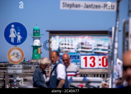 15. Juni 2020, Mecklenburg-Vorpommern, Warnemünde: Urlauber und Tagesgäste sind am Alten Strom in Rostock-Warnemünde unterwegs. Foto: Jens Büttner/dpa-Zentralbild/ZB Stockfoto