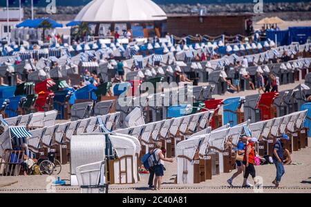 15. Juni 2020, Mecklenburg-Vorpommern, Warnemünde: Urlauber nutzen das sonnige Wetter, um den Strand von Warnemünde zu besuchen. Foto: Jens Büttner/dpa-Zentralbild/ZB Stockfoto