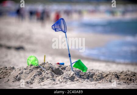 15. Juni 2020, Mecklenburg-Vorpommern, Warnemünde: Urlauber nutzen das sonnige Wetter, um den Strand von Warnemünde zu besuchen. Foto: Jens Büttner/dpa-Zentralbild/ZB Stockfoto