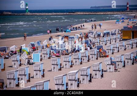 15. Juni 2020, Mecklenburg-Vorpommern, Warnemünde: Urlauber nutzen das sonnige Wetter, um den Strand von Warnemünde zu besuchen. Foto: Jens Büttner/dpa-Zentralbild/ZB Stockfoto