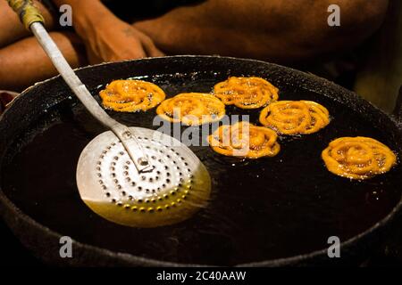 Jalebi ist ein süßes und leckeres indisches Essen aus Maida-Mehl und Zuckersirup Stockfoto