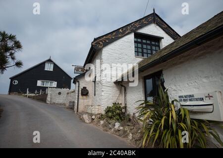 Burgh Island, Devon, Großbritannien. März 2016. Das Gasthaus Pilchard, ursprünglich ein Versteck aus dem 14. Jahrhundert für diejenigen, die einen angemessenen Raum zwischen ihnen halten möchten Stockfoto