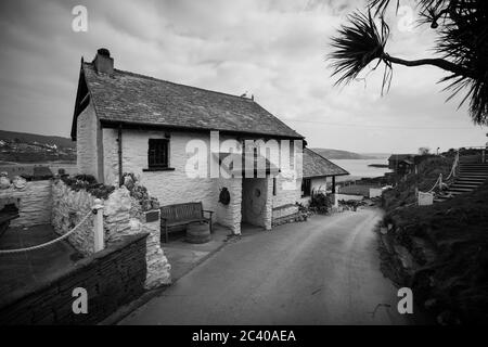 Burgh Island, Devon, Großbritannien. März 2016. Das Gasthaus Pilchard, ursprünglich ein Versteck aus dem 14. Jahrhundert für diejenigen, die einen angemessenen Raum zwischen ihnen halten möchten Stockfoto