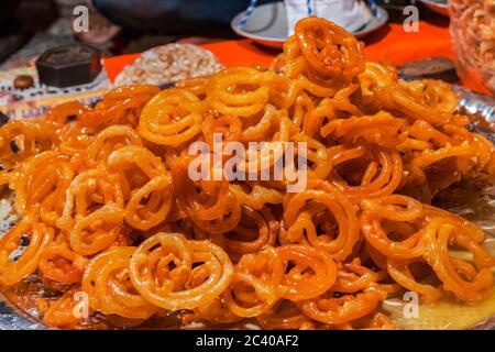 Jalebi ist ein süßes und leckeres indisches Essen aus Maida-Mehl und Zuckersirup Stockfoto