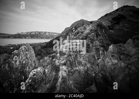 Burgh Island, Devon, Großbritannien. März 2016. Das Meer umrundt Felsen am Rande der Insel. Stockfoto