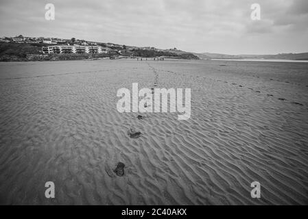 Burgh Island, Devon, Großbritannien. März 2016. Fußabdrücke im Sand führen zurück zum Festland von Devon. Stockfoto