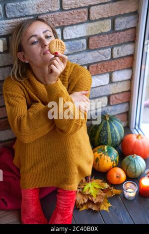 Hausgemachte Erdnussbutter-Kekse in weiblichen Händen Stockfoto