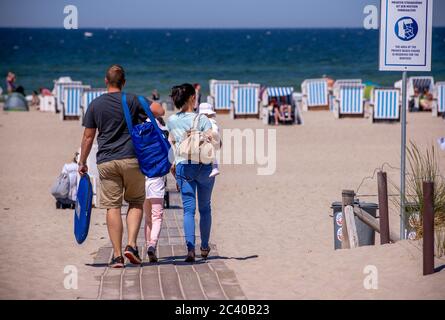 15. Juni 2020, Mecklenburg-Vorpommern, Warnemünde: Eine Familie geht an den Strand an der Ostseeküste von Warnemünde. Foto: Jens Büttner/dpa-Zentralbild/ZB Stockfoto