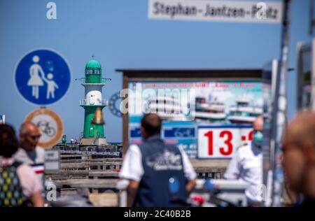 15. Juni 2020, Mecklenburg-Vorpommern, Warnemünde: Urlauber und Tagesgäste sind am Alten Strom in Rostock-Warnemünde unterwegs. Foto: Jens Büttner/dpa-Zentralbild/ZB Stockfoto