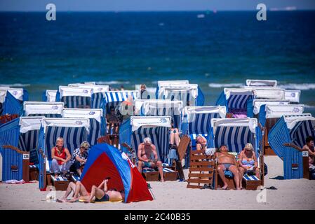 15. Juni 2020, Mecklenburg-Vorpommern, Warnemünde: Urlauber nutzen das sonnige Wetter, um den Strand von Warnemünde zu besuchen. Foto: Jens Büttner/dpa-Zentralbild/ZB Stockfoto
