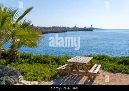 Picknick-Bank mit Blick auf das Meer an einem Sommertag. Das Konzept der Erholung und Unterhaltung. Stockfoto