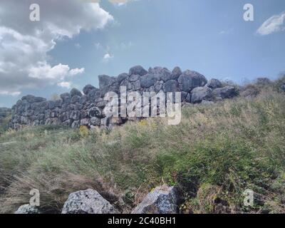 Die antike griechische Stadt Tiryns, in Argolis auf dem Peloponnes, Griechenland. Eine mykenische archäologische Stätte. Die Ausgrabung eines Hügelfestung - Palast. Stockfoto