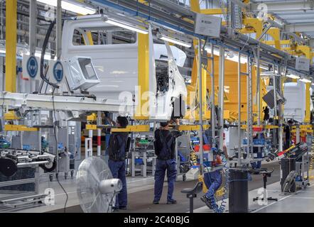 Ludwigsfelde, Deutschland. Juni 2020. Im Werk der Mercedes-Benz AG Ludwigsfelde werden Nutzfahrzeuge des Typs Sprinter gebaut. Quelle: Patrick Pleul/dpa-Zentralbild/ZB/dpa/Alamy Live News Stockfoto