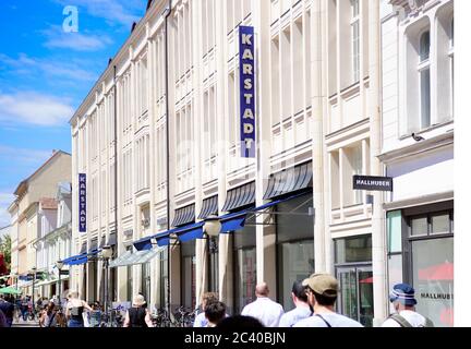 Potsdam, Deutschland. Juni 2020. Das Kaufhaus Galeria Karstadt Kaufhof an der Brandenburger Straße im Stadtzentrum. Die Kaufhausgruppe Galeria Karstadt Kaufhof hatte kürzlich angekündigt, 62 der 172 Kaufhäuser zu schließen. Insgesamt plant die Gruppe, Geschäfte in 47 Städten zu schließen, darunter in der Hauptstadt Brandenburg. Quelle: Soeren Stache/dpa-Zentralbild/ZB/dpa/Alamy Live News Stockfoto