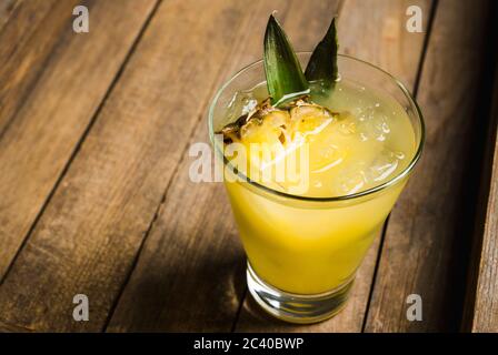 Süßer Mai Tai Cocktail mit Ananas und Rum. Selektiver Fokus. Stockfoto