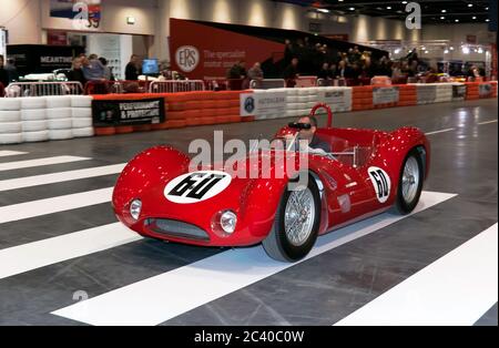 Dreiviertel Vorderansicht eines Red, 1959, Maserati Tipo 60/61 Birdcage', während der London Classic Car Show 2019 die Grand Avenue hinunter Stockfoto