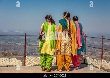 Drei Frau mit Blick auf Kumbhalgarh Fort Wand ist Weltkulturerbe in der Nähe von Udaipur von Rajasthan Staat im westlichen Indien. Stockfoto