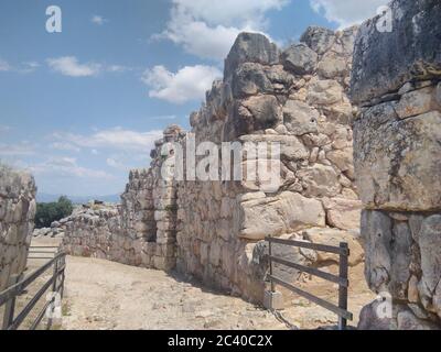 Die antike griechische Stadt Tiryns, in Argolis auf dem Peloponnes. Eine mykenische archäologische Stätte. Eine alte Hügelfestung und seine Verteidigungsmauern. Stockfoto