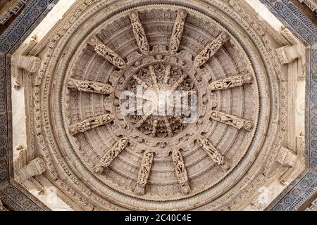 Alte architektonische Ornament, Stein Schnitzereien Dekorationen innerhalb Ranakpur Jain Tempel in Rajasthan, Indien Stockfoto