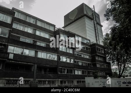 NORTH KENSINGTON/LONDON - 18 2019. JULI: Grenfell Tower, etwas mehr als zwei Jahre nach dem verschwundenen Feuer, bei dem 72 Menschen ums Leben kamen und Dutzende verletzt wurden Stockfoto