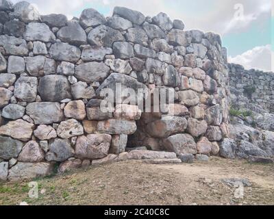 Die antike griechische Stadt Tiryns, in Argolis, Peloponnes. Eine mykenische archäologische Stätte. Eine alte Hügelfestung. Massive Steine in der Verteidigungsmauer Stockfoto