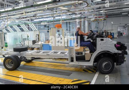 Ludwigsfelde, Deutschland. Juni 2020. Im Werk der Mercedes-Benz AG Ludwigsfelde werden Nutzfahrzeuge des Typs Sprinter gebaut. Quelle: Patrick Pleul/dpa-Zentralbild/ZB/dpa/Alamy Live News Stockfoto