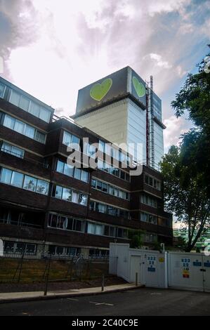 NORTH KENSINGTON/LONDON - 18 2019. JULI: Grenfell Tower, etwas mehr als zwei Jahre nach dem verschwundenen Feuer, bei dem 72 Menschen ums Leben kamen und Dutzende verletzt wurden Stockfoto