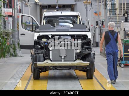 Ludwigsfelde, Deutschland. Juni 2020. Im Werk der Mercedes-Benz AG Ludwigsfelde werden Nutzfahrzeuge des Typs Sprinter gebaut. Quelle: Patrick Pleul/dpa-Zentralbild/ZB/dpa/Alamy Live News Stockfoto