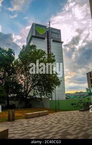 NORTH KENSINGTON/LONDON - 18 2019. JULI: Grenfell Tower, etwas mehr als zwei Jahre nach dem verschwundenen Feuer, bei dem 72 Menschen ums Leben kamen und Dutzende verletzt wurden Stockfoto