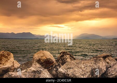 Schönen Sonnenuntergang Wolken über den Gardasee und die Berglandschaft, Desenzano, Brescia, Lombardei, Italien. Stockfoto