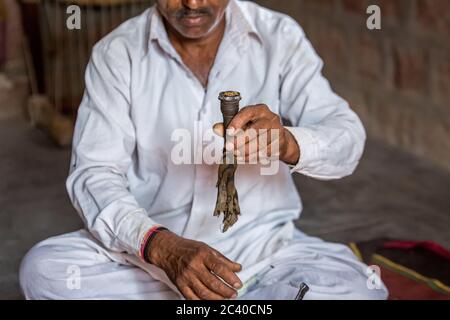 Hände von Raucher Preping Hand gemacht Pfeife Tabak zu rauchen, Indien. Stockfoto