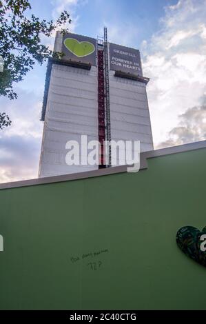 NORTH KENSINGTON/LONDON - 18 2019. JULI: Grenfell Tower, etwas mehr als zwei Jahre nach dem verschwundenen Feuer, bei dem 72 Menschen ums Leben kamen und Dutzende verletzt wurden Stockfoto