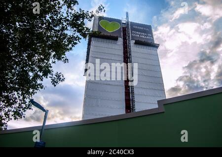 NORTH KENSINGTON/LONDON - 18 2019. JULI: Grenfell Tower, etwas mehr als zwei Jahre nach dem verschwundenen Feuer, bei dem 72 Menschen ums Leben kamen und Dutzende verletzt wurden Stockfoto