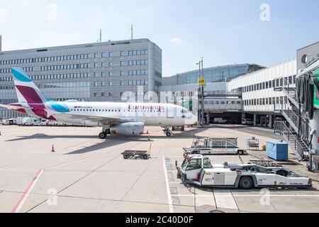 Düsseldorf, Deutschland. Juni 2020. Ein Airbus A319 der Fluggesellschaft Eurowings steht am Flughafen Düsseldorf an einem Terminal. In Nordrhein-Westfalen starten am Samstag die Sommerferien. Quelle: Marcel Kusch/dpa/Alamy Live News Stockfoto