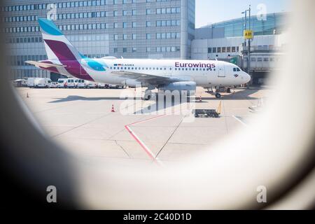 Düsseldorf, Deutschland. Juni 2020. Ein Airbus A319 der Fluggesellschaft Eurowings steht am Flughafen Düsseldorf an einem Terminal. In Nordrhein-Westfalen starten am Samstag die Sommerferien. Quelle: Marcel Kusch/dpa/Alamy Live News Stockfoto